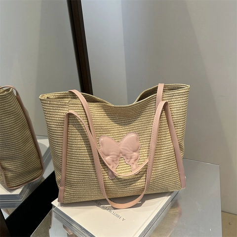 Damen Stroh Gewebte Tragetasche Große Kapazität Sommer Strand Schultertasche Mit Schmetterlings Aufnäher Und Lederriemen