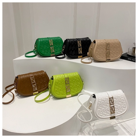 Borsa a Sella da Donna in Pelle PU con Motivo a Meandro Goffrato Borsa a Tracolla con Fibbia in Metallo Dorato Elegante