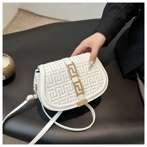 Borsa a Sella da Donna in Pelle PU con Motivo a Meandro Goffrato Borsa a Tracolla con Fibbia in Metallo Dorato Elegante