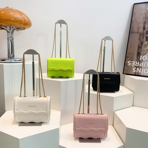 Damen PU Leder Umhängetasche Klein Chic Wellenkante Goldkette Schultertasche Modisch Minimalistisch
