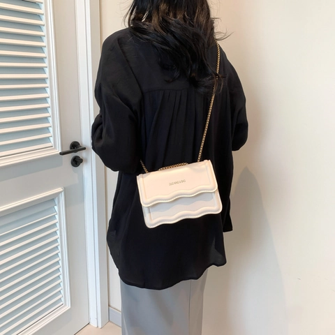 Damen PU Leder Umhängetasche Klein Chic Wellenkante Goldkette Schultertasche Modisch Minimalistisch