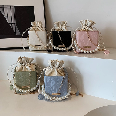 Sac Seau avec Cordon et Poignée en Künstliche Perles pour Femmes en Cuir PU Plissé Sac à Bandoulière Cube Chaîne Dorée