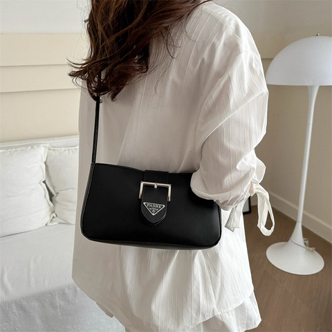 Bolso Baguette De Cuero PU Para Mujer Color Sólido Con Hebilla Metálica Decoración Triangular Correa De Nudo