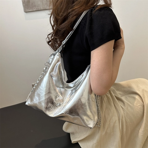 Hobo Schultertasche Metallic PU Leder Geprägte Buchstaben Kettengurt Große Kapazität Streetwear Für Damen