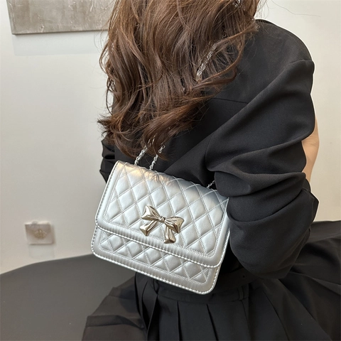 Damen Gesteppte PU Leder Umhängetasche Mode Metallschleife Verstellbare Kette Elegante Kleine Quadratische Schultertasche