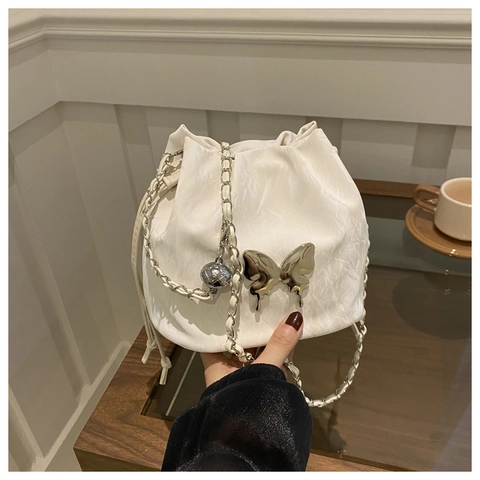 Mode Dames Trekkoord Emmer Tas Metalen Vlinder Decor Kreukel PU Leer Ketting Schouder Crossbody Gelukzak Handtas