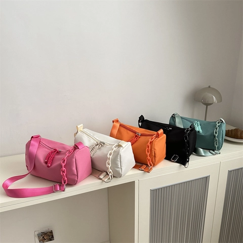 Oxford-Gewebe Schultertasche Einfache Nische Crossbody Kissen Tasche Pendler Student Casual Messenger Bag Mit Kettendekoration
