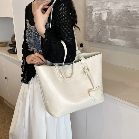 Grote Tote Bag Voor Dames PU Leer Rimpeltextuur Chique Schoudertas Met Hartjeshanger Trendy Handtas
