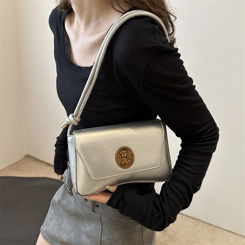 Damen Umhängetasche PU Leder Mit Metall Bären Abzeichen Und Knoten Riemen Retro Kleine Quadratische Schultertasche Street Fashion