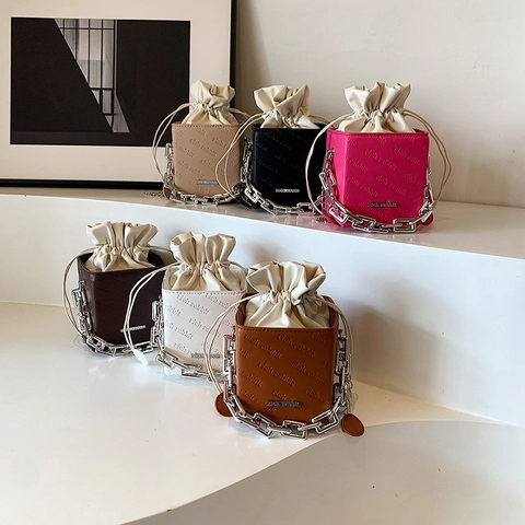 Mini Sac Seau Cube Cuir PU Fermeture À Cordon Poignée En Chaîne Métallique Épaisse Sac Bandoulière Tendance Pour Femmes