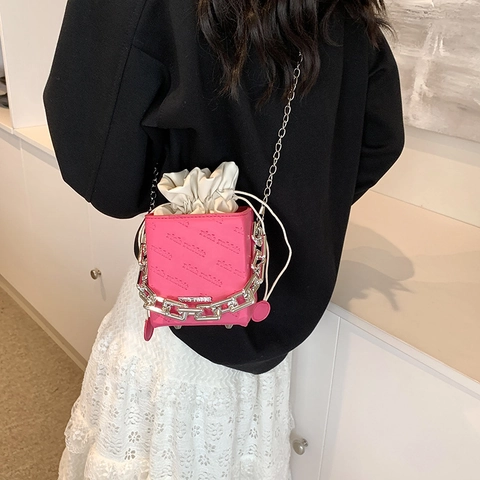 Mini Sac Seau Cube Cuir PU Fermeture À Cordon Poignée En Chaîne Métallique Épaisse Sac Bandoulière Tendance Pour Femmes