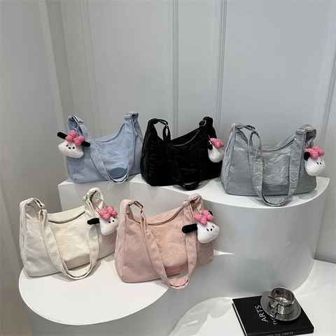 Damen Gerüschte PU Leder Hobo Tasche Große Kapazität Plissierte Tote Schulter Umhängetasche Mit Plüsch Anhänger
