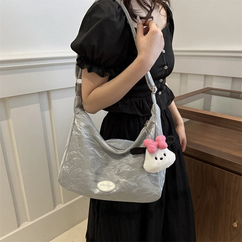 Damen Gerüschte PU Leder Hobo Tasche Große Kapazität Plissierte Tote Schulter Umhängetasche Mit Plüsch Anhänger