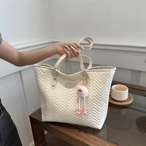 Sac Fourre-tout de Grande Capacité en Cuir PU pour Femmes Sac à Bandoulière Matelassé Ondulé Élégant Sac à Main Décontracté avec Pendentif
