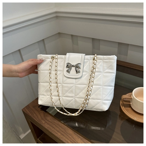 Damen Gesteppte Umhängetasche PU Leder Große Kapazität Tote Mit Metallkette Und Silberner Schleifenschnalle Elegant