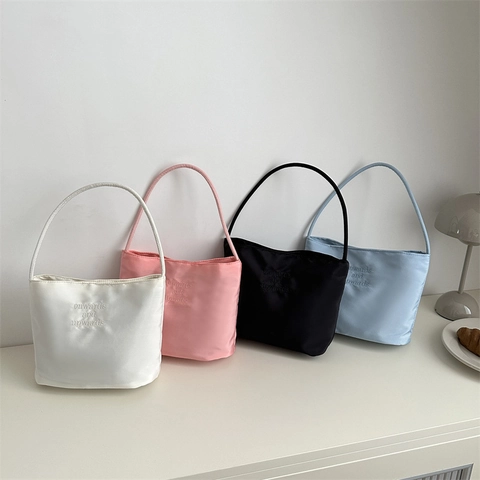 Damen Minimalistische Hobo-Tasche Synthetikgewebe Bestickte Buchstaben Schulterhandtasche Magnetverschluss Street Style