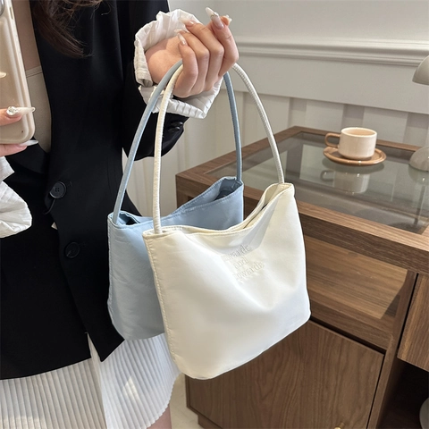 Damen Minimalistische Hobo-Tasche Synthetikgewebe Bestickte Buchstaben Schulterhandtasche Magnetverschluss Street Style