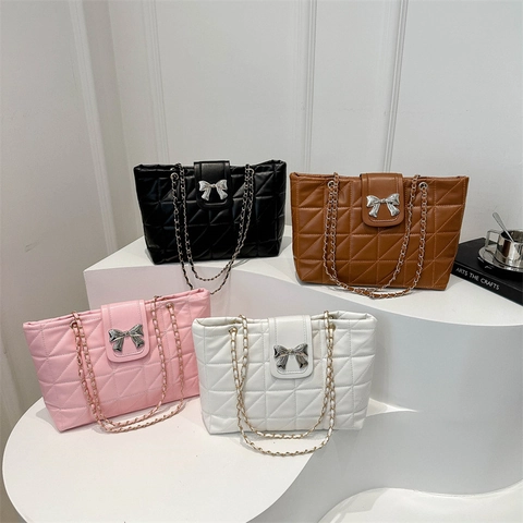 Dames Gewatteerde PU-Leren Tote Tas Zilveren Metalen Strikgesp Ketting Schouderband Elegante Grote Capaciteit Chique Handtas