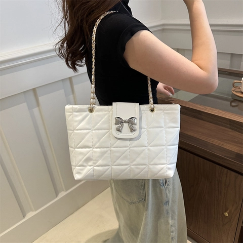 Dames Gewatteerde PU-Leren Tote Tas Zilveren Metalen Strikgesp Ketting Schouderband Elegante Grote Capaciteit Chique Handtas