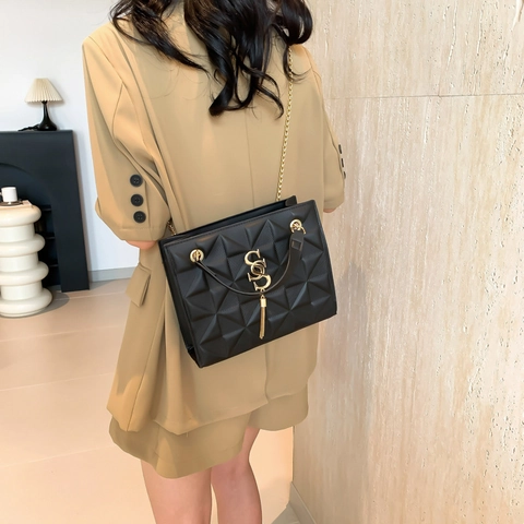 Borsa A Tracolla Da Donna In Pelle PU Trapuntata Catena Dorata Logo In Metallo S Nappa Motivo A Reticolo Chic