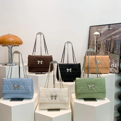 Women Quilted Chain Shoulder Bag Elegant PU Leather Crossbody Bag Silver Bow Buckle Triangle Embroidery Square Bag