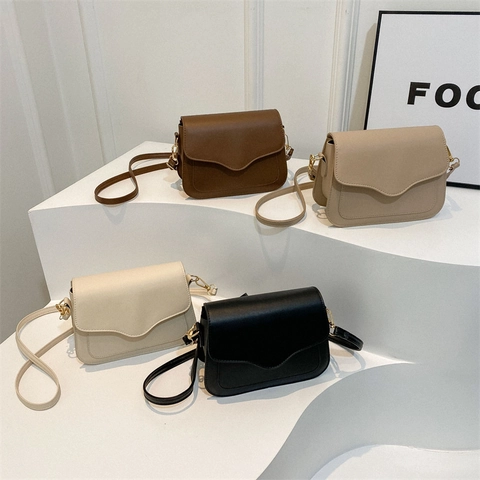 Bolso De Hombro Cruzado De Cuero PU Para Mujer Solapa Con Borde Ondulado Herrajes Dorados Bolso Cuadrado Pequeño Color Sólido