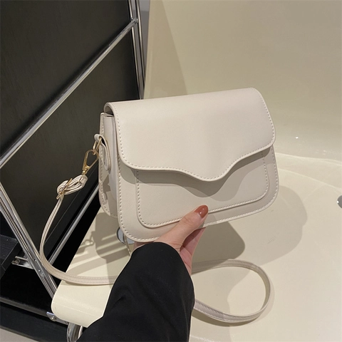 Bolso De Hombro Cruzado De Cuero PU Para Mujer Solapa Con Borde Ondulado Herrajes Dorados Bolso Cuadrado Pequeño Color Sólido