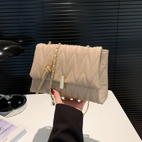 Dames Gewatteerde Ketting Schoudertas PU Leer V-Vormige Stiksels Metalen Bal Charm Gouden Slot Mode Kleine Flap