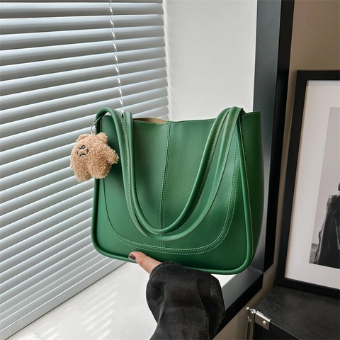 Women Large Capacity PU Leather Bucket Tote Bag Retro Commute Shoulder Bag With Cute Plush Bear Charm Minimalist