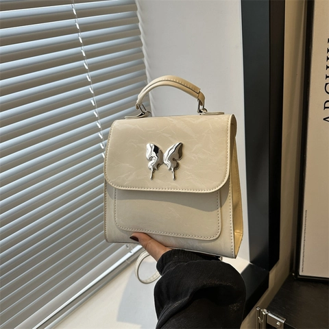 Mochila Pequeña De Moda Mujer Cuero PU Arrugado Con Hebilla Mariposa Metal Bolso De Hombro Estilo Streetwear