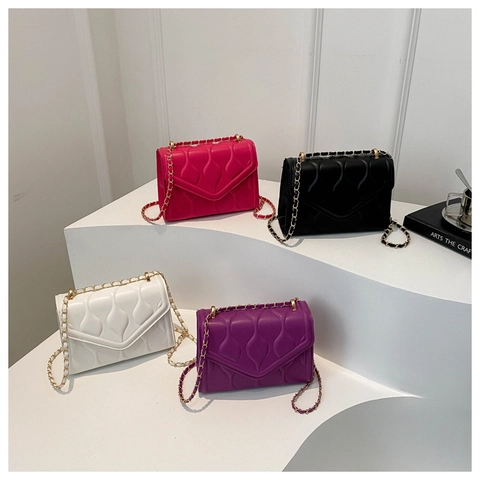 Women Wave Quilted Shoulder Bag Gold Chain PU Leather Small Square Crossbody Bag Minimalist Fashion Lady Purse For Daily