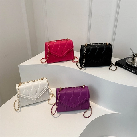 Bolso De Hombro Cuero PU Acolchado Ondulado Bolso Cruzado Con Correa De Cadena Metálica Color Sólido Minimalista Para Mujeres
