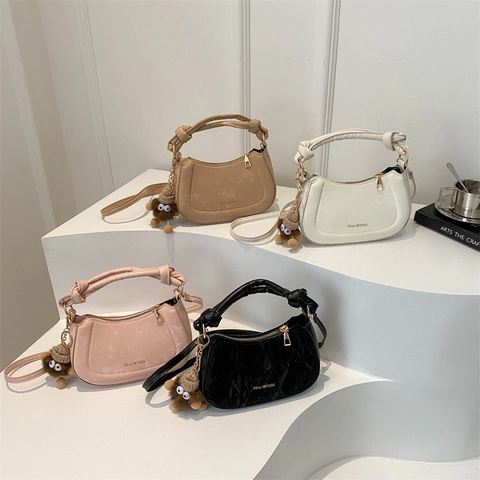 Sac À Épaule Demi Lune En Cuir PU Pour Femmes Poignée À Nœud Fermeture Éclair Dorée Bandoulière Amovible Charme De Monstre En Peluche En Option