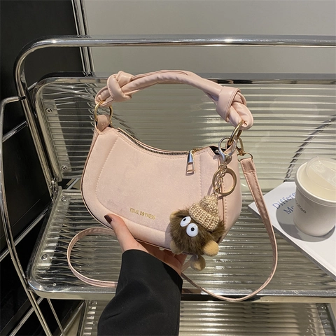 Sac À Épaule Demi Lune En Cuir PU Pour Femmes Poignée À Nœud Fermeture Éclair Dorée Bandoulière Amovible Charme De Monstre En Peluche En Option