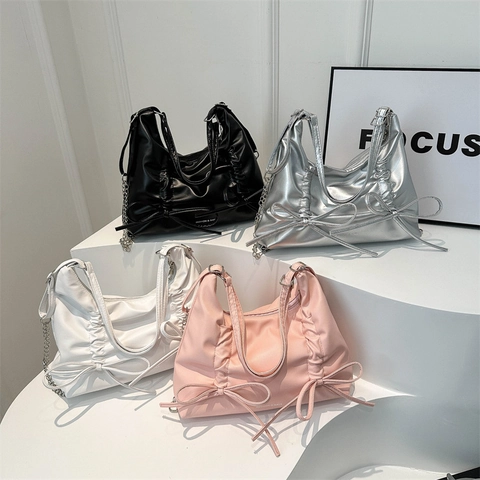 Damen PU Leder Schultertasche Schleife Plissee Design Metallic Finish Mode Achseltasche Mit Ketten Dekoration