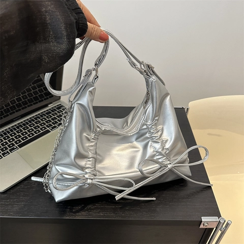 Damen PU Leder Schultertasche Schleife Plissee Design Metallic Finish Mode Achseltasche Mit Ketten Dekoration