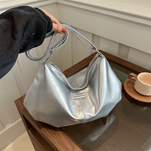 Sac À Main Fourre-Tout Grande Capacité En Cuir PU Sac Hobo Croissant Plissé Pour Femmes Style Coréen Simple Avec Pendentif Ours