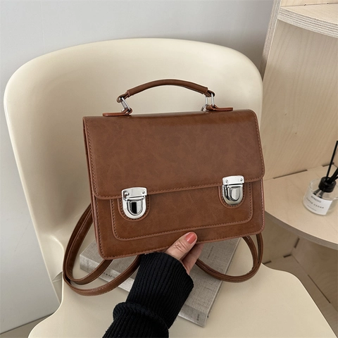 Vintage PU Leder Schulranzen Damen Retro Britischer Stil Messenger Mit Dualen Metallschnallen Vielseitige Umhängetasche