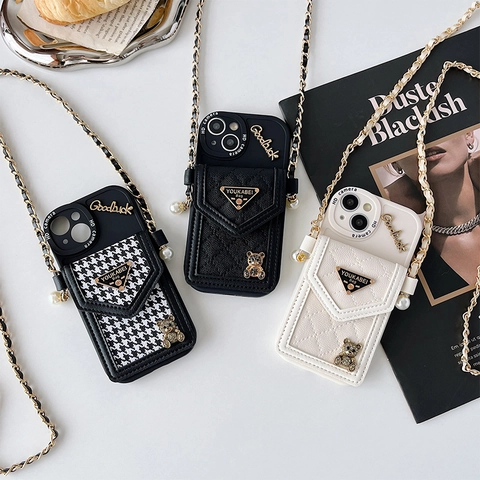 Crossbody Telefoonhoesje Met Portemonnee Kaarthouder PU Leer Gewatteerd Hahnentritt Metalen Ketting Kunstparel Strap Beer Charm Dames