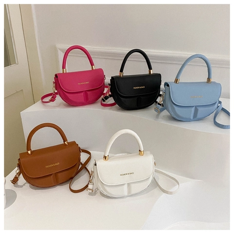 Bolso de Silla de Montar Semicircular de Cuero PU para Mujer Bolso de Hombro Cruzado Minimalista con Relieve y Asa Accesorios Dorados Elegante Bolso de Mano