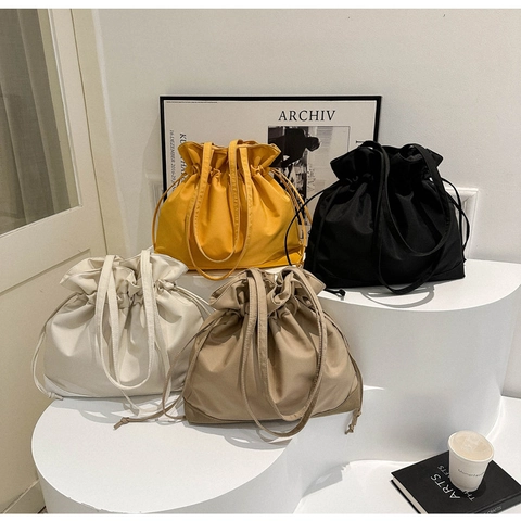 Women Large Capacity Drawstring Shoulder Bag Minimalist Nylon Lightweight Contrast Stitching Urban Slouchy Tote Bag