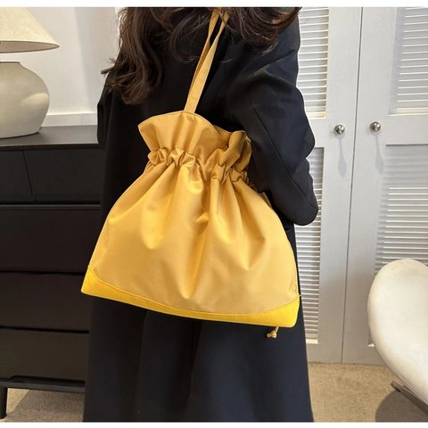 Women Large Capacity Drawstring Shoulder Bag Minimalist Nylon Lightweight Contrast Stitching Urban Slouchy Tote Bag