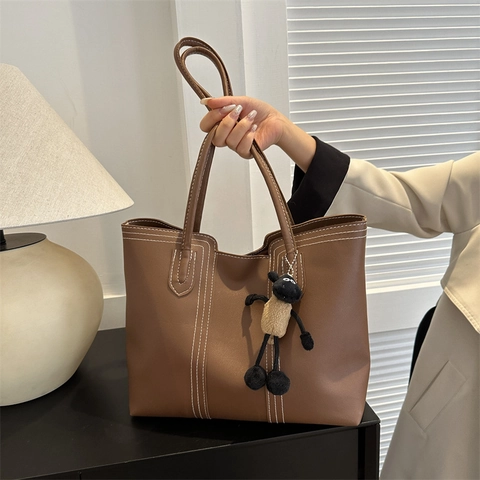 PU Leather Large Capacity Tote Bag Contrast Stitching Daily Commute Shoulder Bag With Sheep Charm Korean Style