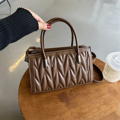 Women Quilted Matelassé PU Leather Handbag V-Pattern Crossbody Shoulder Bag Solid Color Fashion Trendy