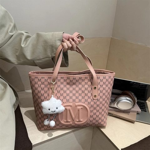 Große Kapazität Monogramm Print Tote Bag PU Leder Schulter Handtasche Mit Wolke Plüsch Anhänger Damen Street Style