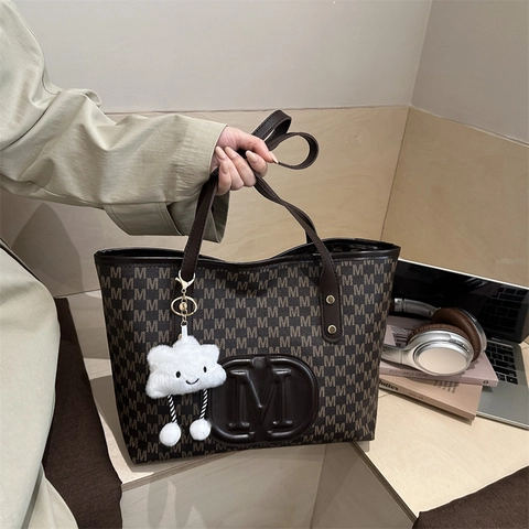 Große Kapazität Monogramm Print Tote Bag PU Leder Schulter Handtasche Mit Wolke Plüsch Anhänger Damen Street Style