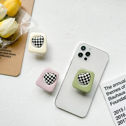 Support Griptok De Téléphone À Motif Damier En Forme De Cœur Support Extensible En Plastique Style Ins Minimaliste