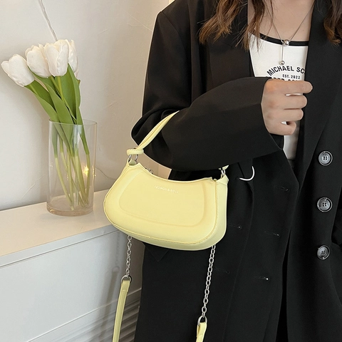 Trendy PU Leren Halve Maan Hobo Tas Voor Dames Minimalistische Crossbody Schoudertas Met Knoophengsel Zilveren Ketting
