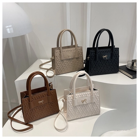 Quilted PU Leather Shoulder Bag With Metal Bow Decor Trendy Elegant Handbag For Women Daily Commuting Crossbody Purse