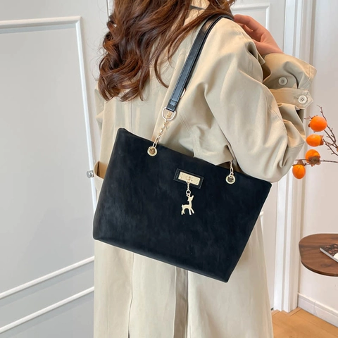 Damen Schultertasche Große Kapazität Frosted PU Leder Mit Goldener Kette Und Hirsch Anhänger Pendler Casual